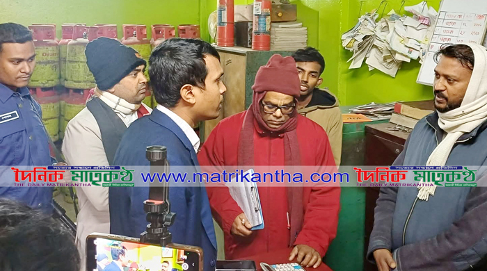 মোবাইল কোর্টের অভিযানে বেশি দামে রাজবাড়ী বাজারে এলপিজি গ্যাস সিলিন্ডার বিক্রিকারী তিন দোকানীর জরিমান